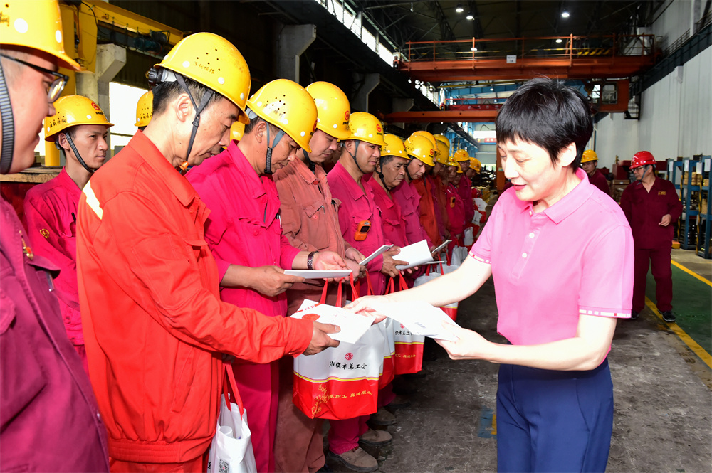 市总工会党组书记、副主席王立华一行 来淮钢开展“送清凉”高温慰问